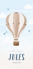 Blauw geboortekaartje met luchtballon en hartjes