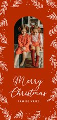 Nostalgische kerstkaart met takjes in rood en eigen foto