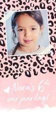 Trendy kinderfeest uitnodigingskaart met roze panterprint