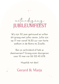 Jubileum uitnodiging 50 jaar getrouwd roze bloemen boogvorm Achterkant