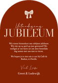 Rode boogvorm jubileum uitnodiging met foto en strik Achterkant