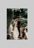 Fotokaart trouwerij met grote foto en witte typografie 2
