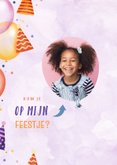 Kinderfeestje uitnodiging met ballonnen en hoedjes vrolijk 2