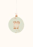 Minimalistische kerstkaart met groene kerstbal en jaartal 2