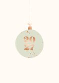 Minimalistische zakelijke kerstkaart met kerstbal en jaartal 2