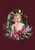 Rode kerstkaart met foto en krans met bloemen en besjes 2