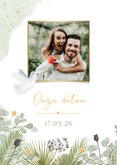 Stijlvolle Save the Date kaart met 2 witte duiven en planten 2