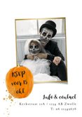 Stijlvolle uitnodiging halloweenfeest pompoen skelet goud 2