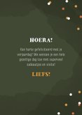 Verjaardagskaart kind met halve dinosaurus en geel cadeautje 3