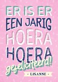 Verjaardagskaart roze met naam 'er is er een jarig' 2