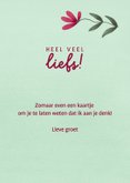 Wenskaart vol met roze bloemen en tekst: ik denk aan je 3