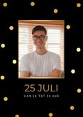 Zwarte uitnodiging feestje met foto en gouden confetti 2