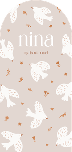 Lieve beige geboortekaartjes in boogvorm met witte duifjes