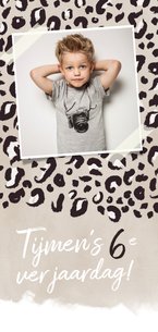 Hippe uitnodiging kinderfeestje jongen met panterprint