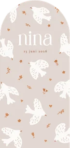 Lieve beige geboortekaartjes in boogvorm met witte duifjes