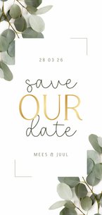 Stijlvolle save the date met eucalyptusblaadjes en goud