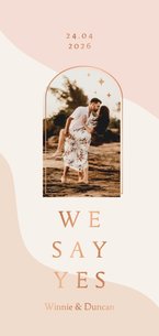 Trendy trouwkaart in roze aardetinten met boog langwerpig