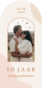 Uitnodiging boogvorm jubileum met foto en sterretjes