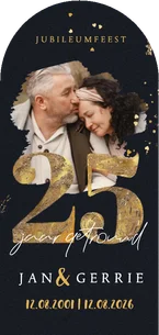 Uitnodigingskaart boog 25 jaar getrouwd goud hartjes foto