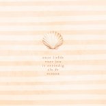 Beige geboortekaartje met schelp en en streepjes 2