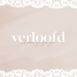 Beige waterverf verloofdkaart met kant en witte typografie 2