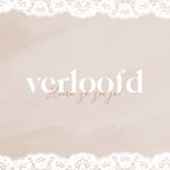 Beige waterverf verloofdkaart met kant en witte typografie 2