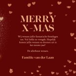 Donker rode kerstkaart met groot hart en koperen hartjes 3