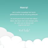 Felicitatie jubileum met verliefde lovebirds in de wolken 3