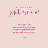 Felicitatiekaart voor huwelijksjubileum met hart en bloemen 3