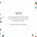 Geslaagdkaartje boeken afstudeerhoedje en confetti  3