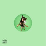 Grappige hondenkaart van chihuahua in actie met voetbal 2