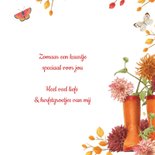 Herfstgroetjes dansende kat tussen regenlaarzen en bloemen 3
