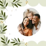 Hippe kerstkaart bladeren goudlook besjes fijne kerst 2