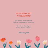 Hippe verjaardagskaart vrouw met bloemenboeket 3