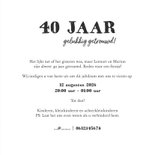 Jubileumkaart uitnodiging houten wegwijzers met hartjes 3