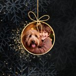 Kerstkaart 2027 met sprankelende kerstbal en sneeuw 2