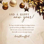 Kerstkaart bruine kersttak, kerstballen, sterren en foto's 3