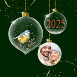 Kerstkaart glazen kerstbal met vogel 2025 2