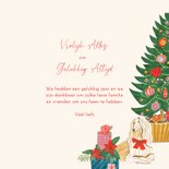Kerstkaart hond gezellig in de woonkamer bij de kerstboom 3