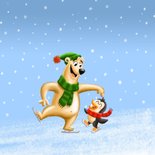 Kerstkaart ijsbeer en pinguïn schaatsen in de sneeuw 2