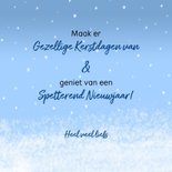 Kerstkaart ijsbeer en pinguïn schaatsen in de sneeuw 3