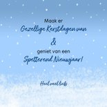 Kerstkaart ijsbeer en pinguïn schaatsen in de sneeuw 3