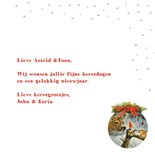 Kerstkaart kabouter voert hert en muis in het winterbos 3
