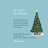 Kerstkaart kerstdorp en kerstboom in de sneeuw 3