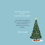 Kerstkaart kersthuisjes en kerstboom in de sneeuw 3