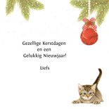 Kerstkaart kitten onder kerstboom met kerstballen 3