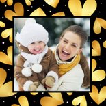 Kerstkaart kus door brievenbus met gouden hartjes 2