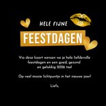 Kerstkaart kus door brievenbus met gouden hartjes 3