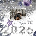 Kerstkaart label 2026 hout en kerstballen 2