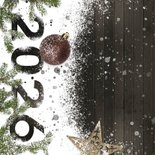 Kerstkaart label op hout en sneeuw 2